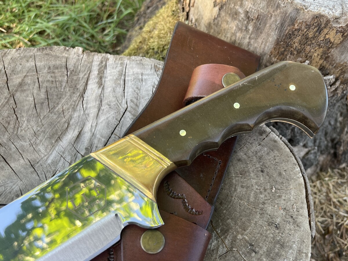 Manche ergonomique en noyer machette Les Lames de la Furia