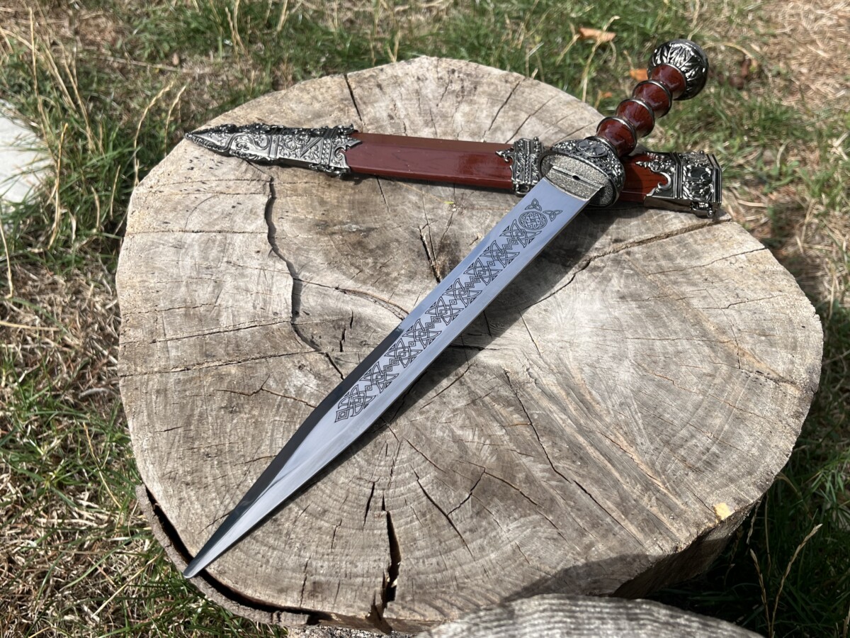 IMG_8975 Gladius ornemental 43 cm lame acier carbone gravée avec fourreau