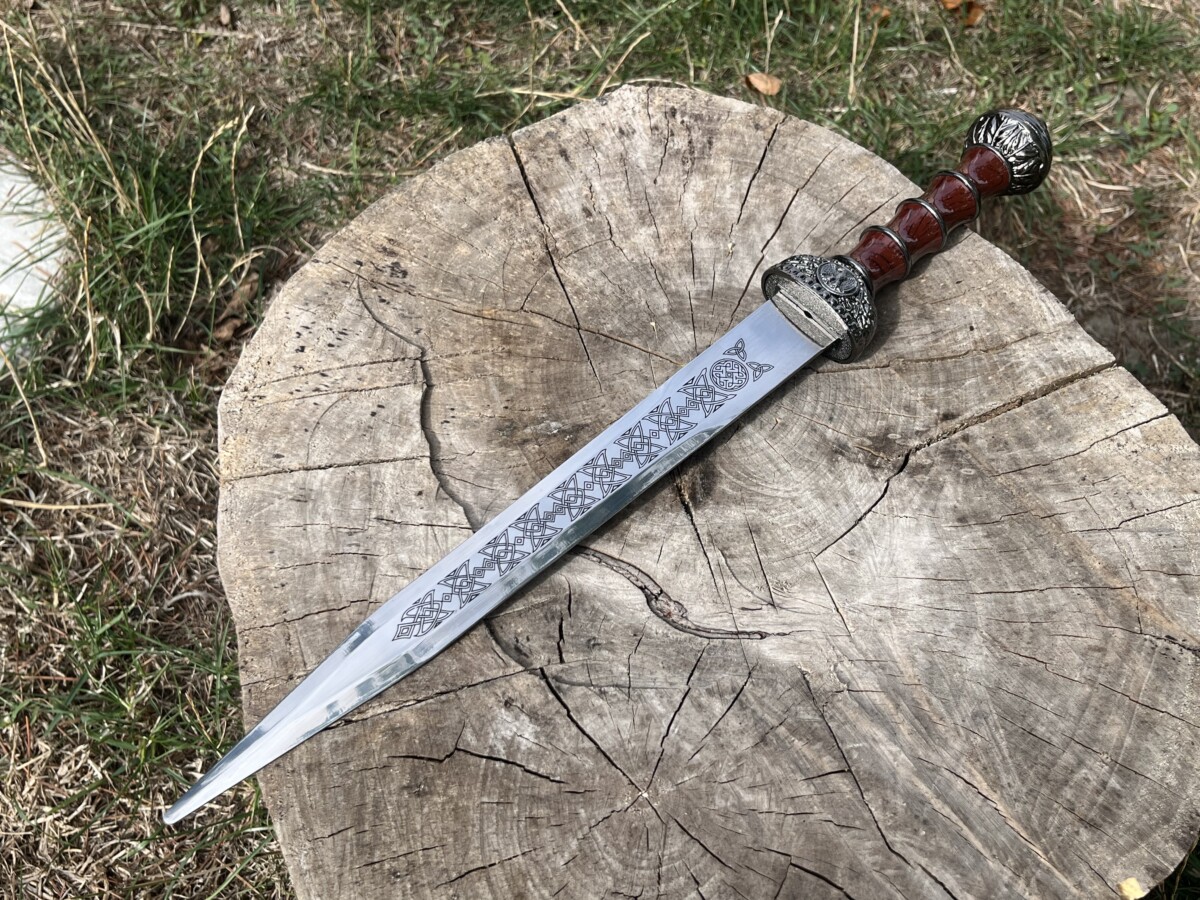 IMG_8976 Gladius ornemental 43 cm lame acier carbone gravée avec fourreau