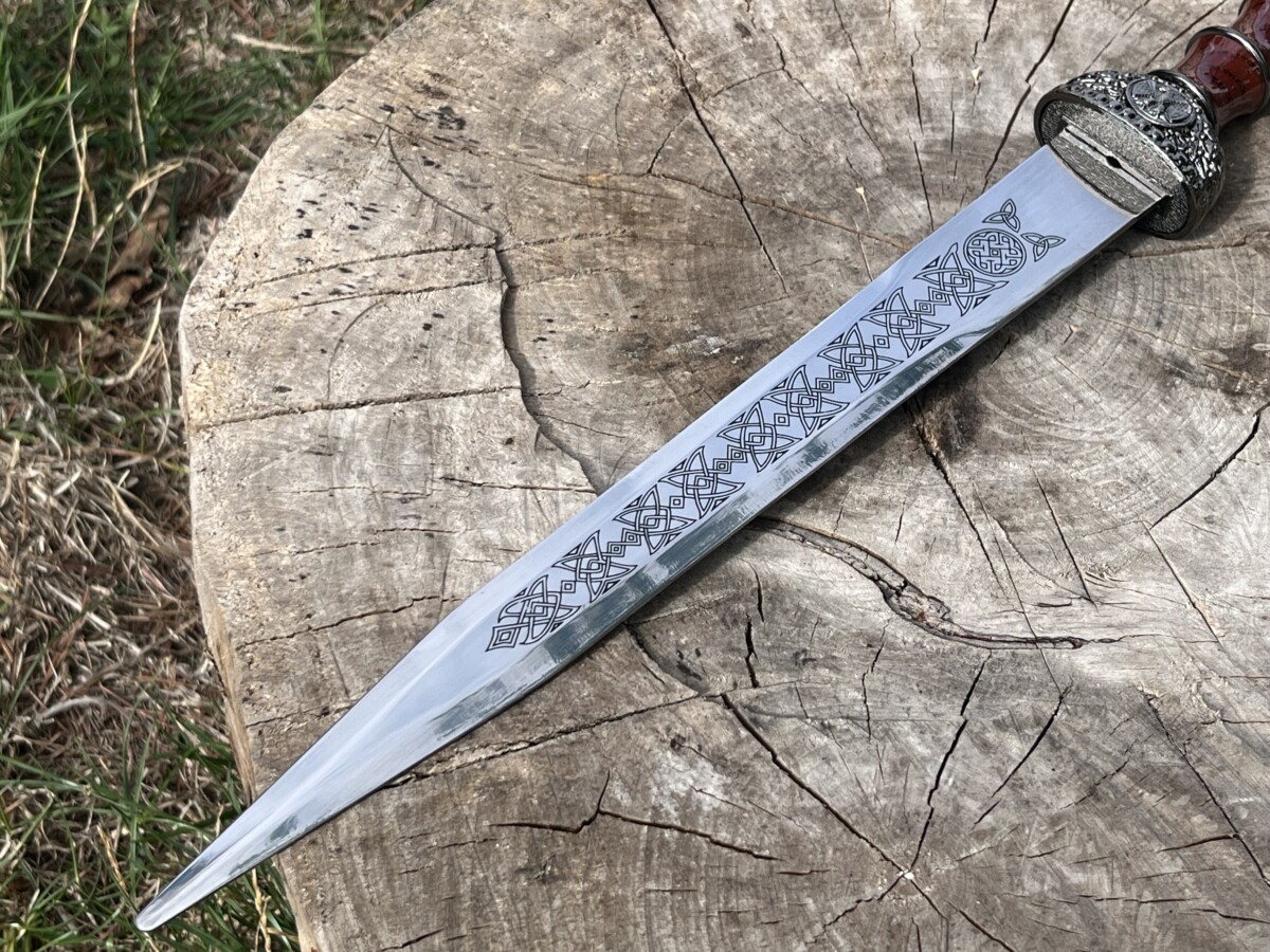 IMG_8977 Gladius ornemental 43 cm lame acier carbone gravée avec fourreau