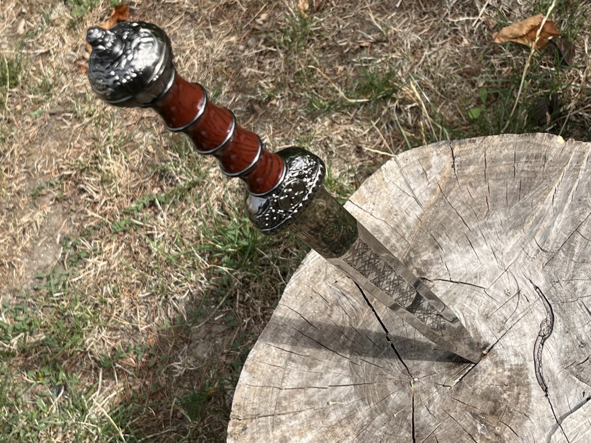 IMG_8980 Gladius ornemental 43 cm lame acier carbone gravée avec fourreau