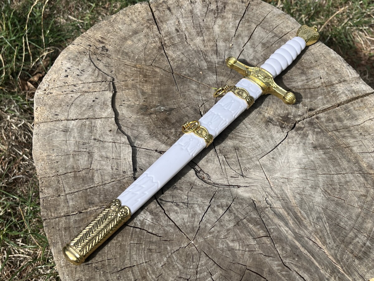 Épée ornementale blanche garde dorée avec fourreau assorti