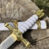 Épée ornementale blanche garde dorée avec fourreau assorti