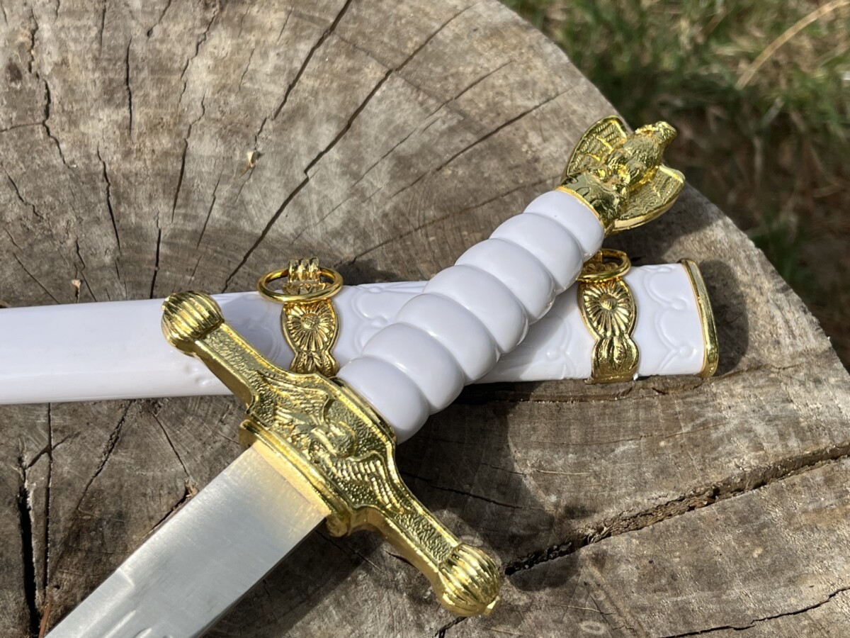 Épée ornementale blanche garde dorée avec fourreau assorti