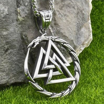 Collier Viking Valknut en acier inoxydable argenté avec pendentif circulaire ajouré, triangles entrelacés et chaîne assortie.