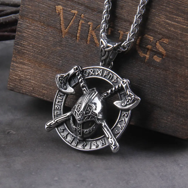 Collier Viking Berserker en acier 316L avec casque nordique, haches croisées et runes sur support en bois