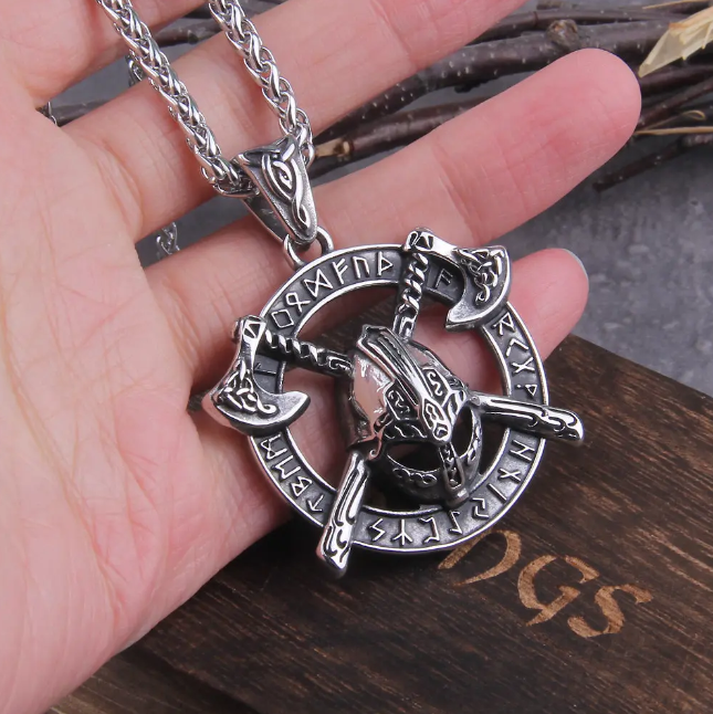 Pendentif Viking Berserker tenu dans une main, détail du casque et des deux haches croisées