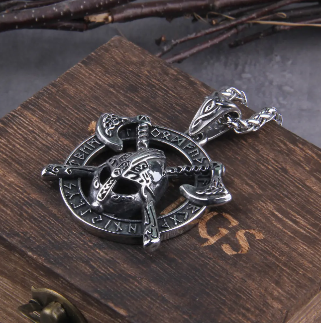 Collier Viking Berserker vu de profil avec médaillon runique et reliefs en acier inoxydable