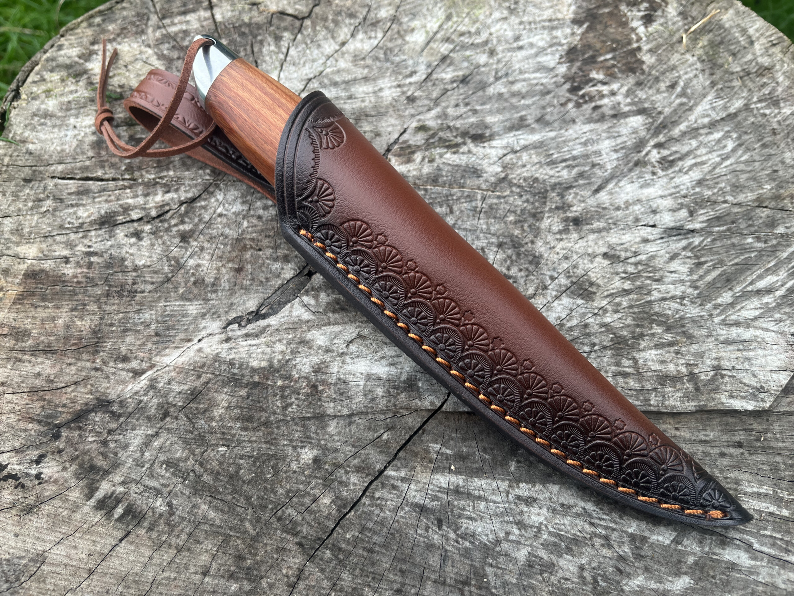 Étui en simili-cuir marron embossé du couteau Nordic Heritage avec coutures décoratives et passant de ceinture