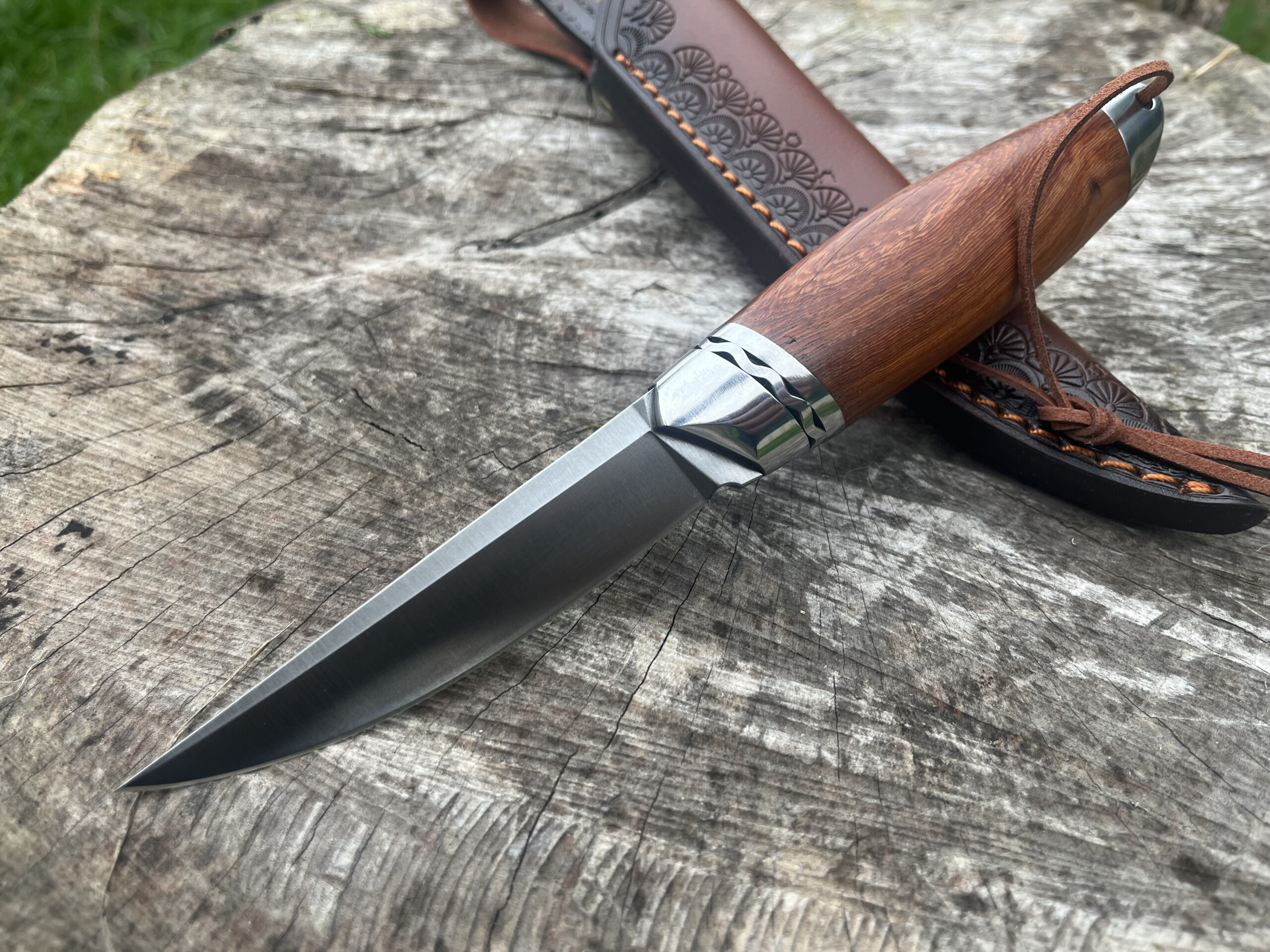 Couteau droit Nordic Heritage M390 lame satinée de 9,5 cm et manche en bois de palissandre