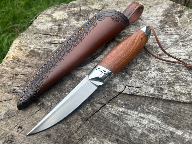 Couteau droit M390 Nordic Heritage avec manche en palissandre et étui marron décoré