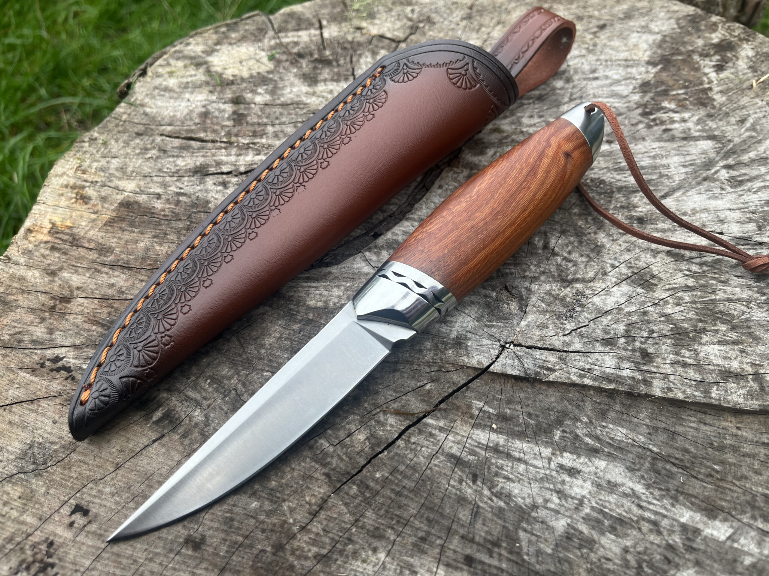 Couteau droit M390 Nordic Heritage avec manche en palissandre et étui marron décoré