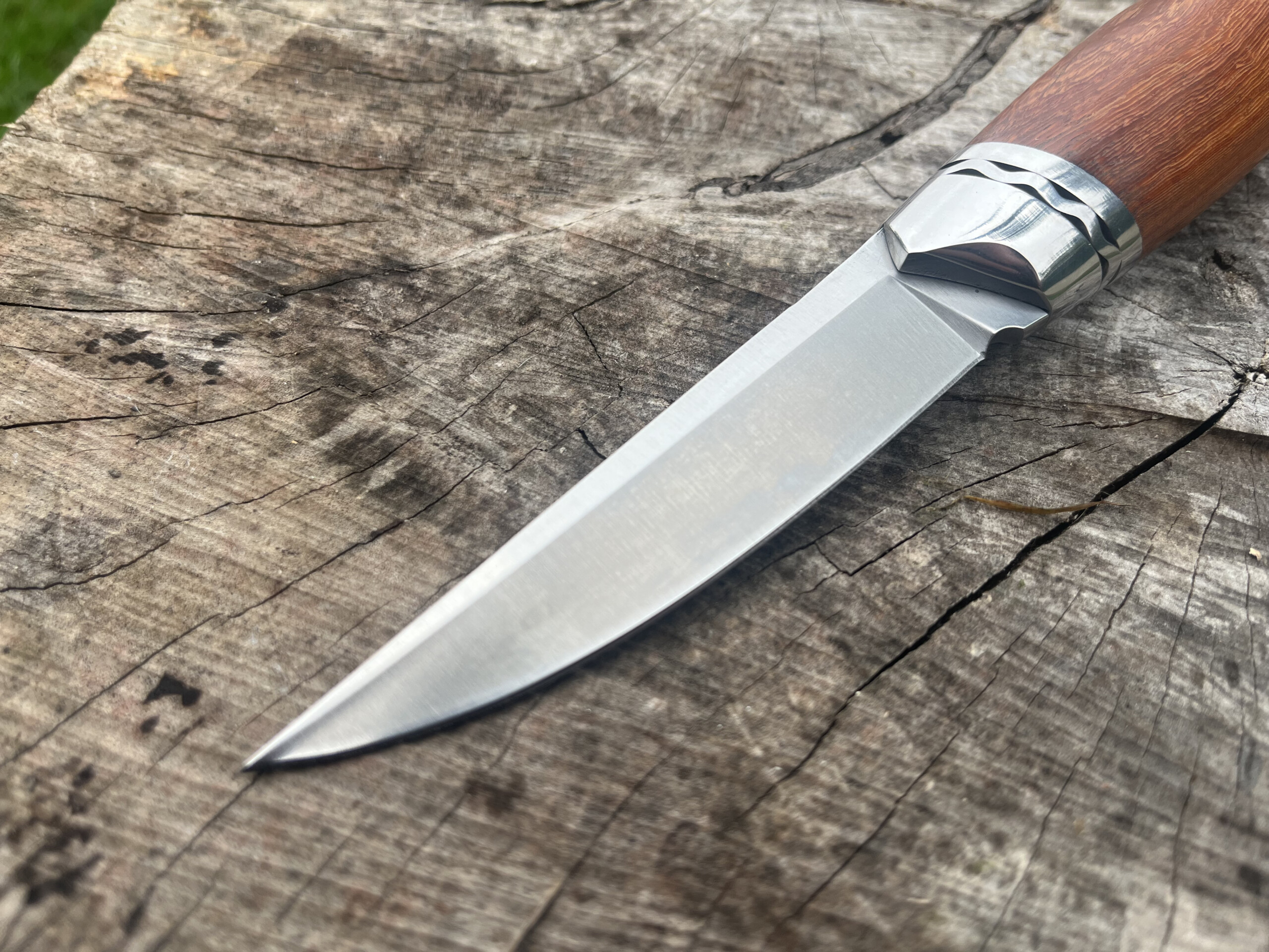 Détail lame satinée en acier M390 avec émouture plate et contre-émouture non tranchante