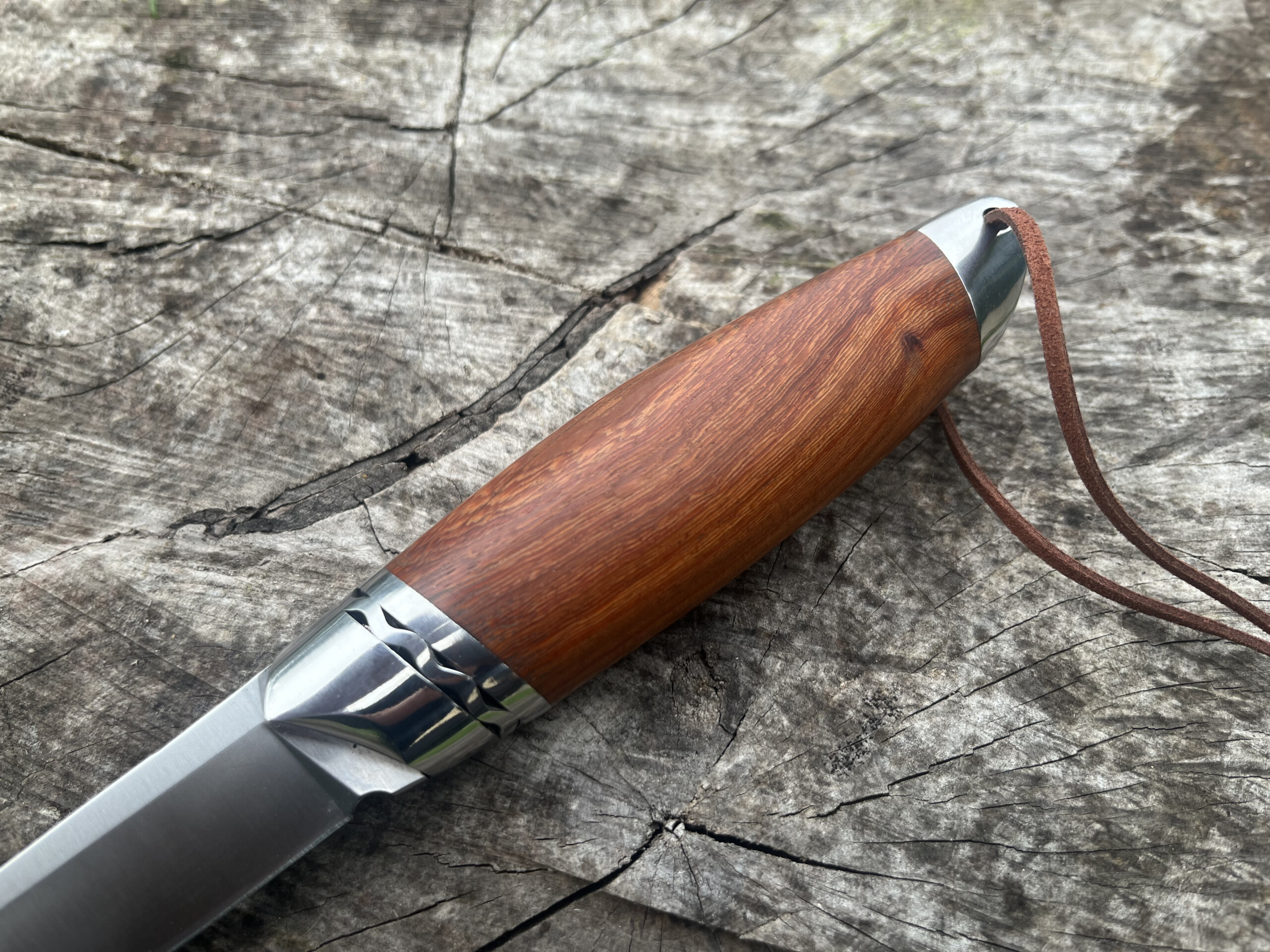 Mitre métallique polie et manche monobloc en palissandre du couteau Nordic Heritage M390