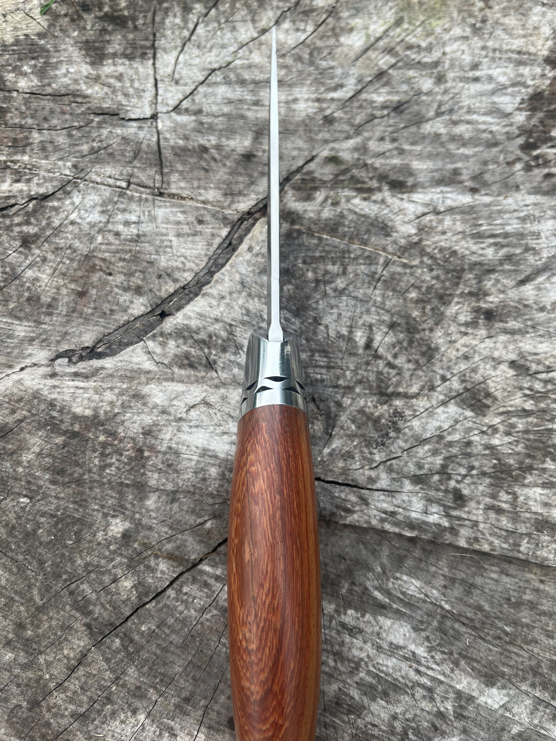 Vue de dessus du couteau droit Nordic Heritage M390 montrant la finesse de la lame de 2 mm
