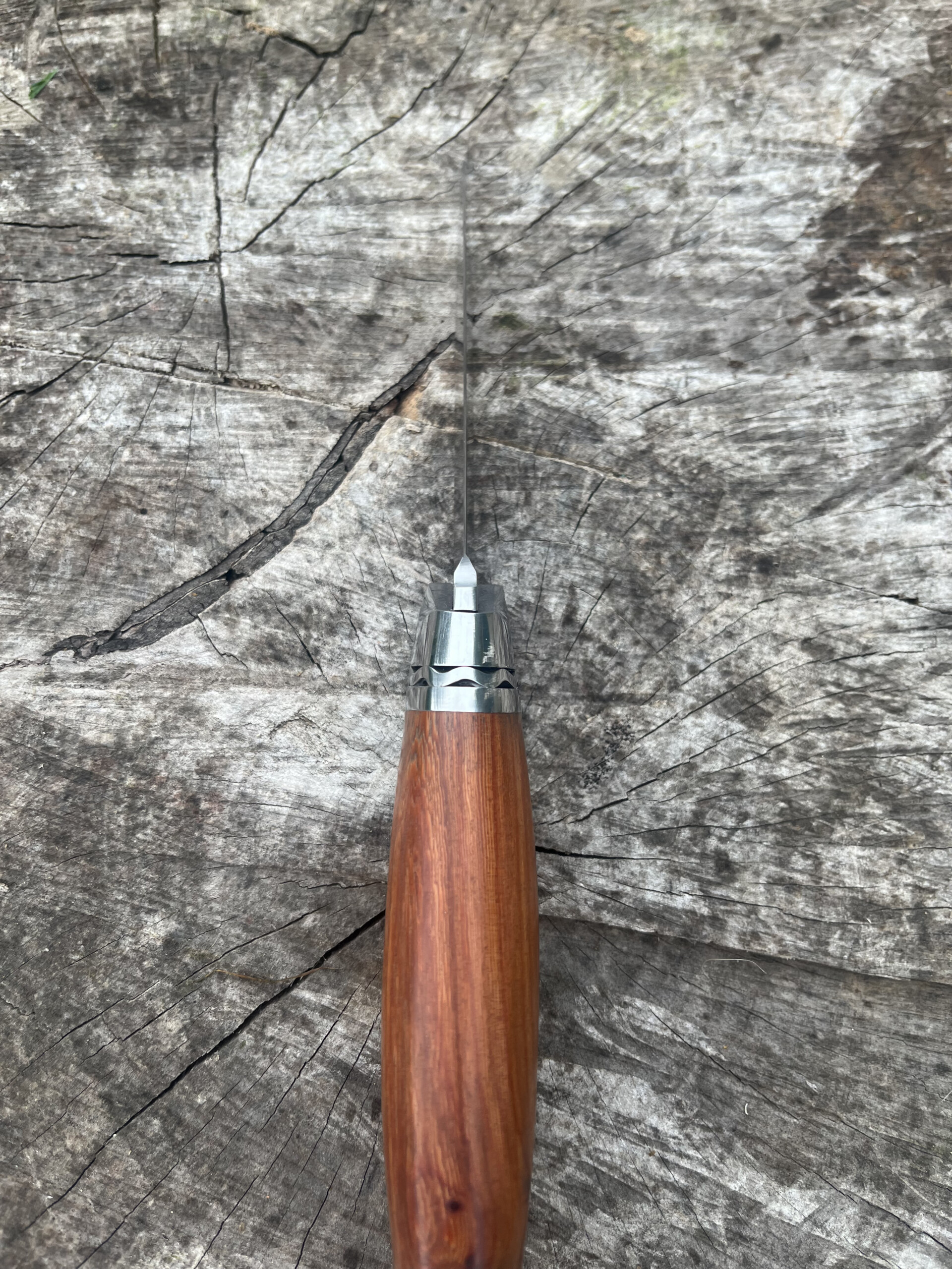 Alignement de la lame et du manche en palissandre du couteau droit Nordic Heritage M390