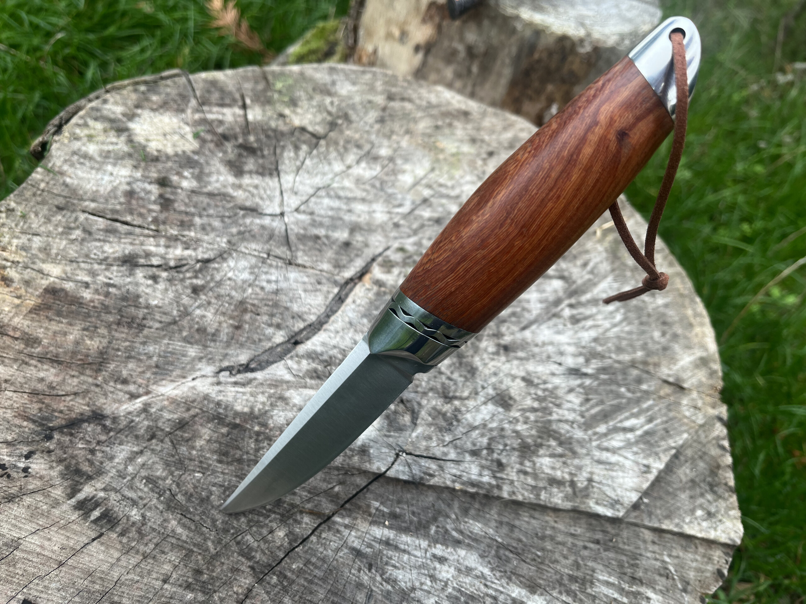 Couteau droit style puukko Nordic Heritage M390 avec manche en palissandre et dragonne marron