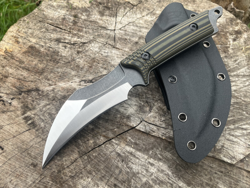 Couteau droit Hawkbill RAVEN CLAW 420HC avec manche G10 vert noir et étui rigide