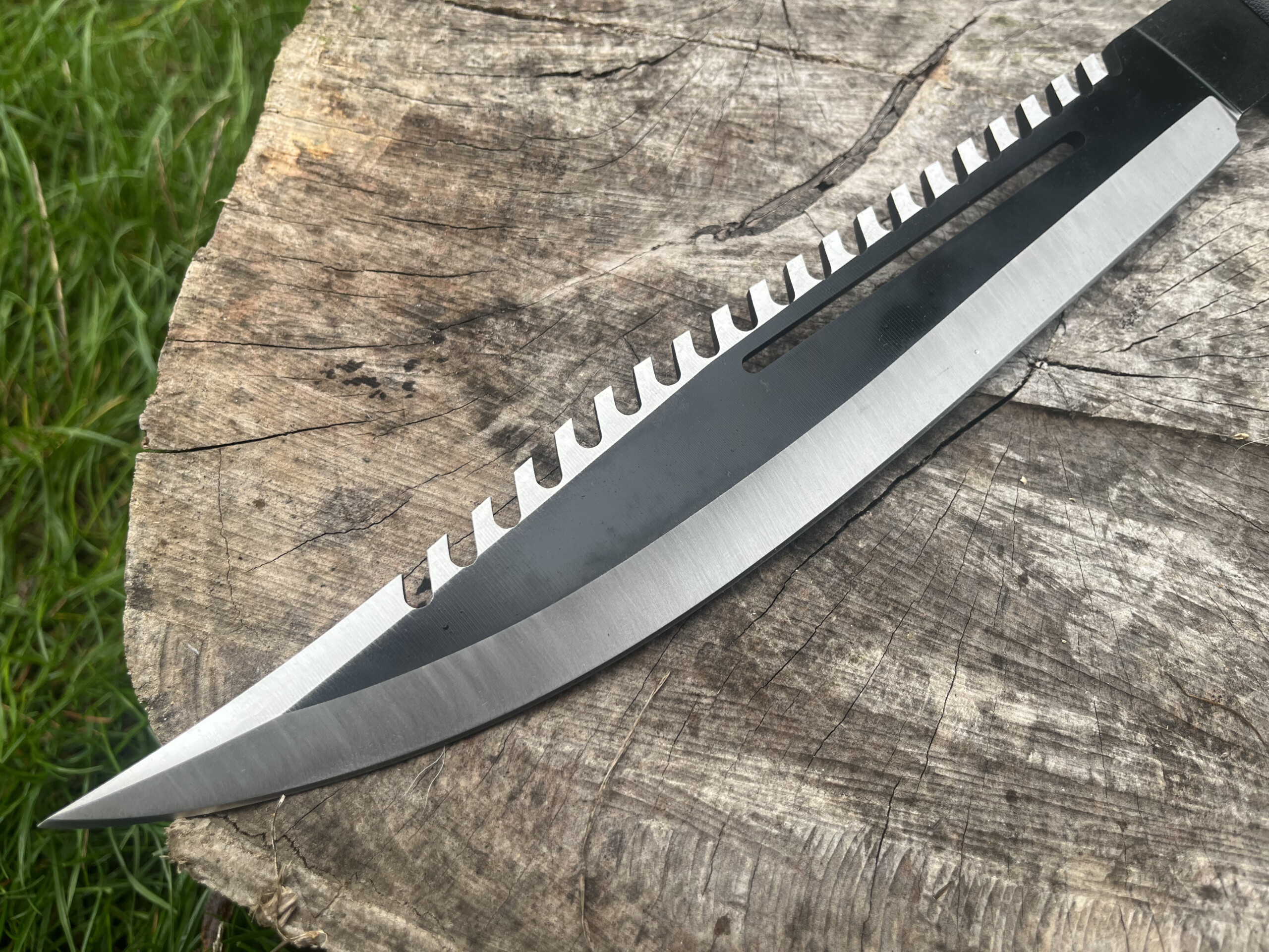 Lame en acier inoxydable 420HC de 31,5 cm avec dos cranté et ajourage