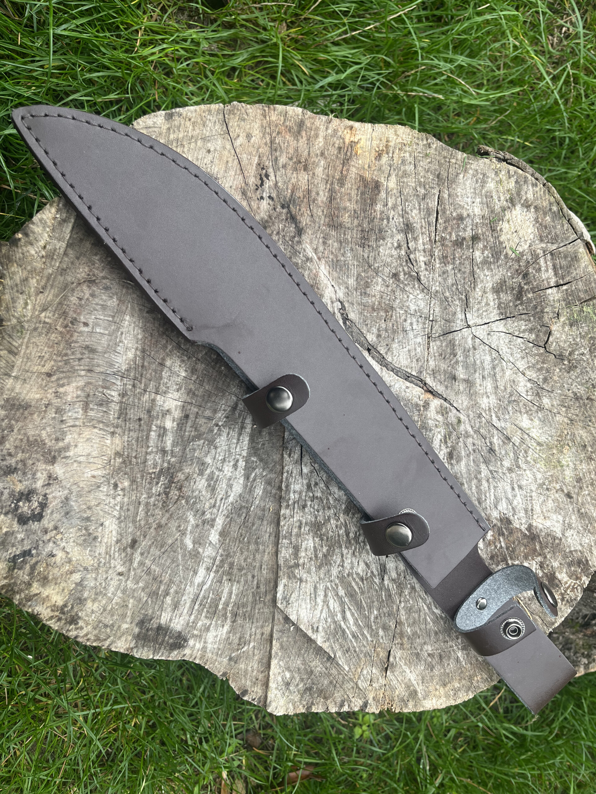 Couteau du bûcheron 420HC accompagné de son étui de protection