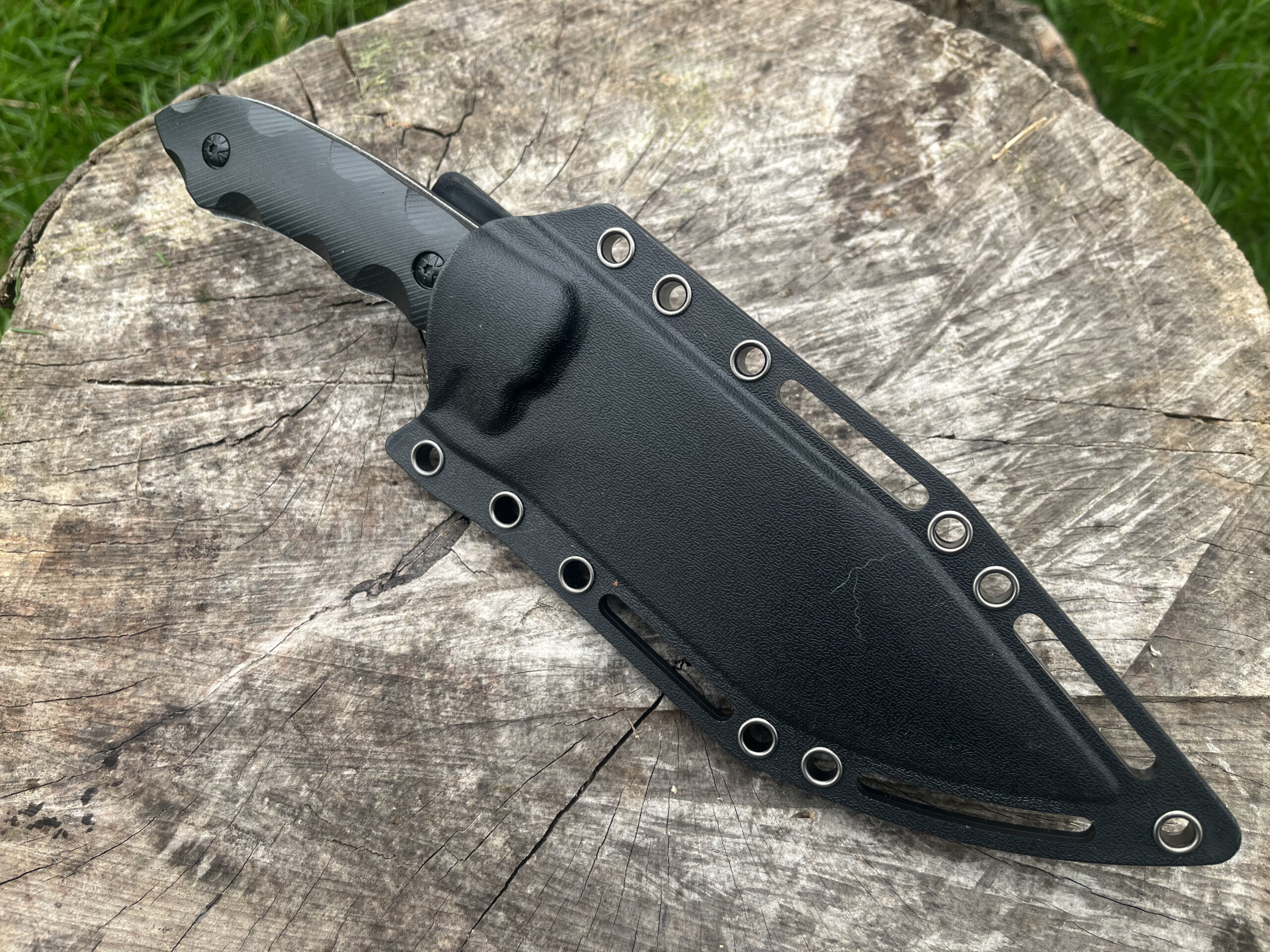 Couteau Blade Hero Tracker dans son étui Kydex noir