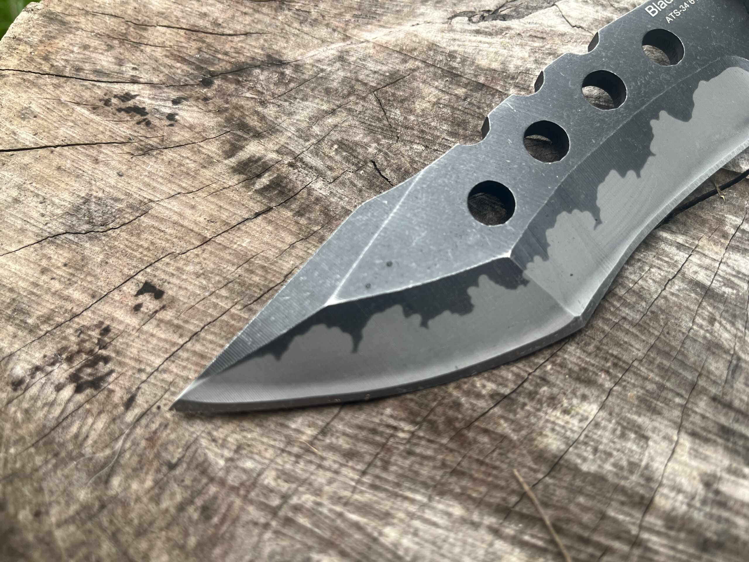 Pointe et émouture creuse du couteau Blade Hero Tracker