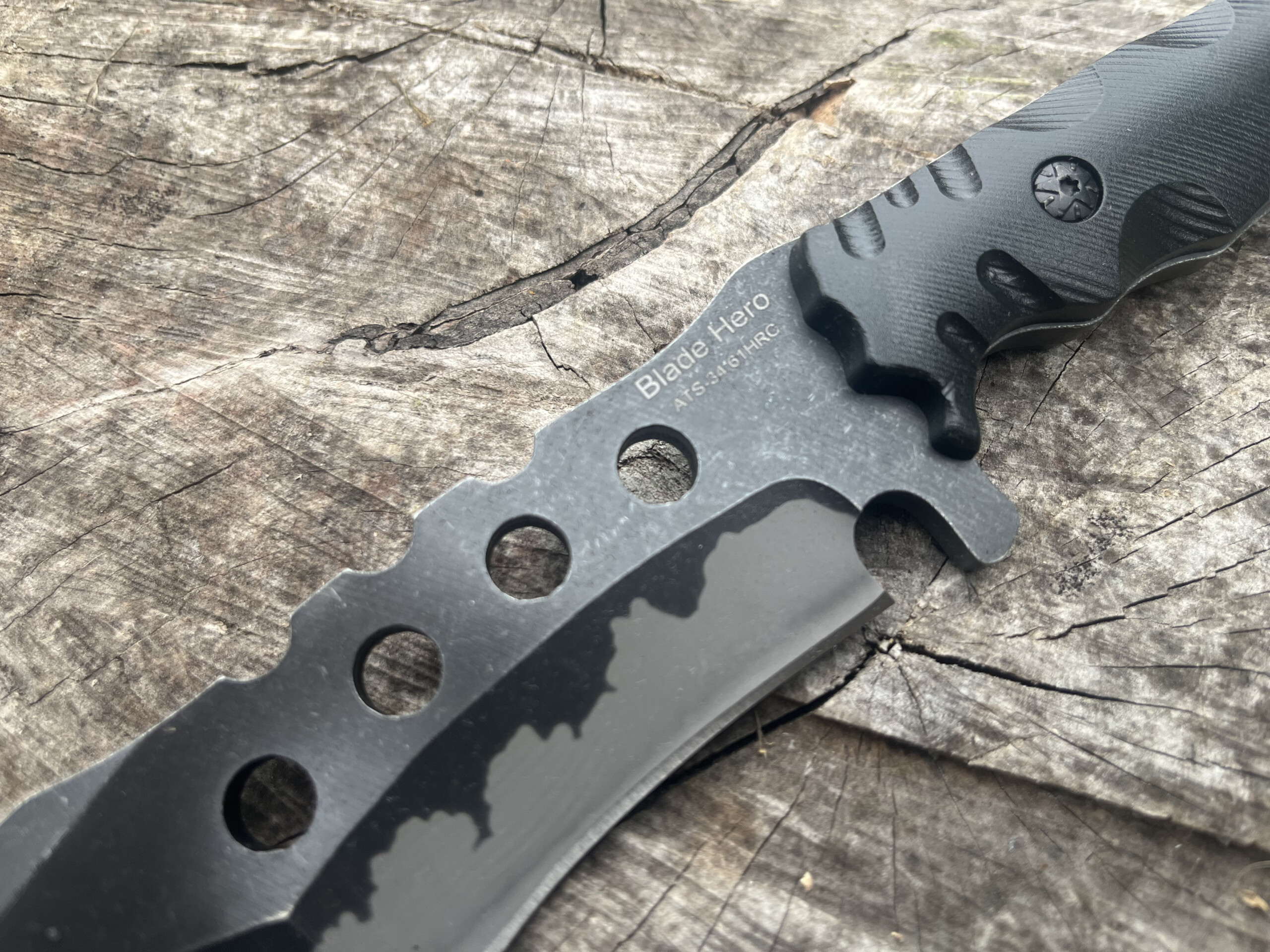 Détail de la base de lame du couteau Blade Hero Tracker