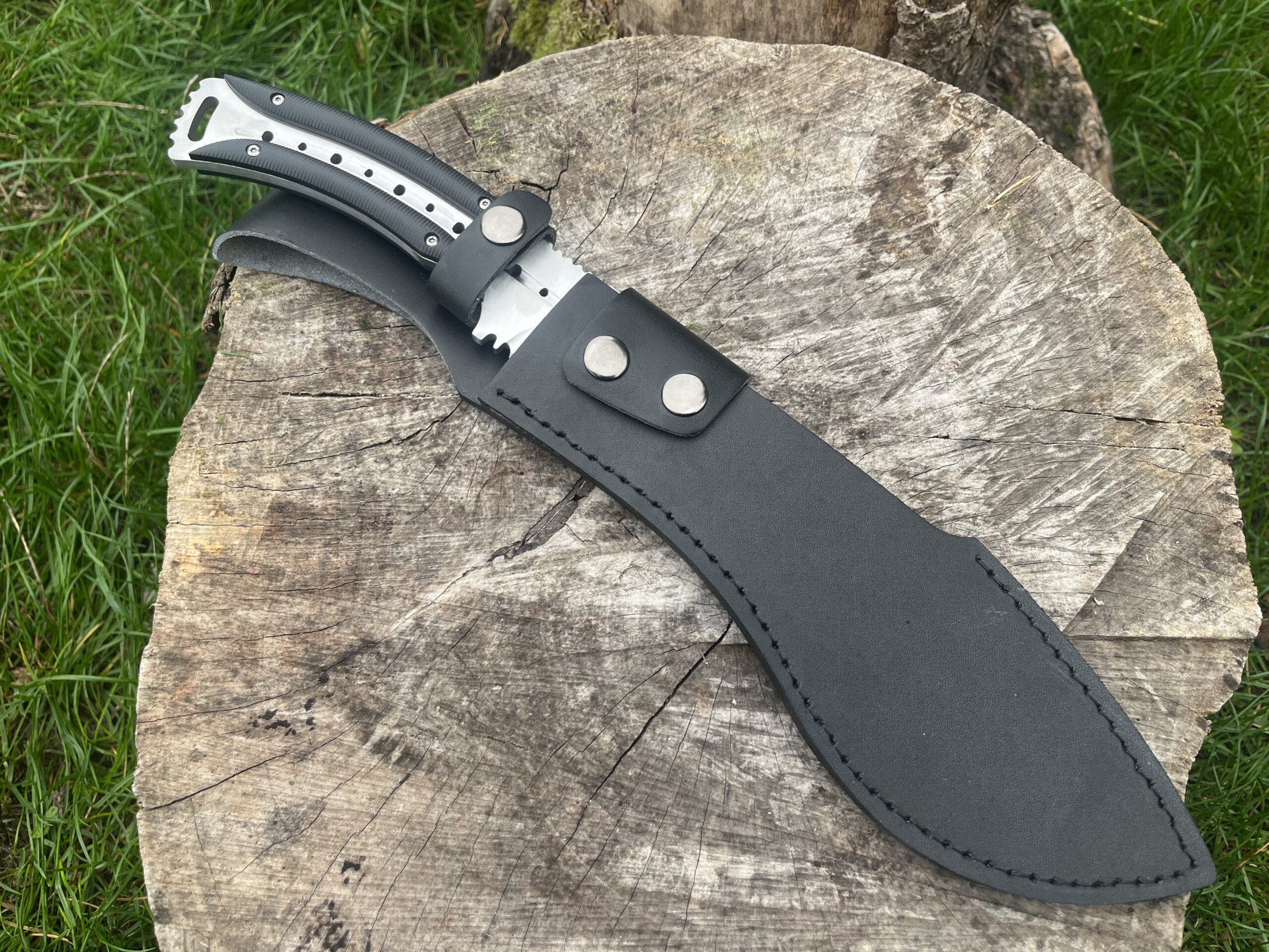 Couteau kukri 420HC NEON REAPER rangé dans son étui noir