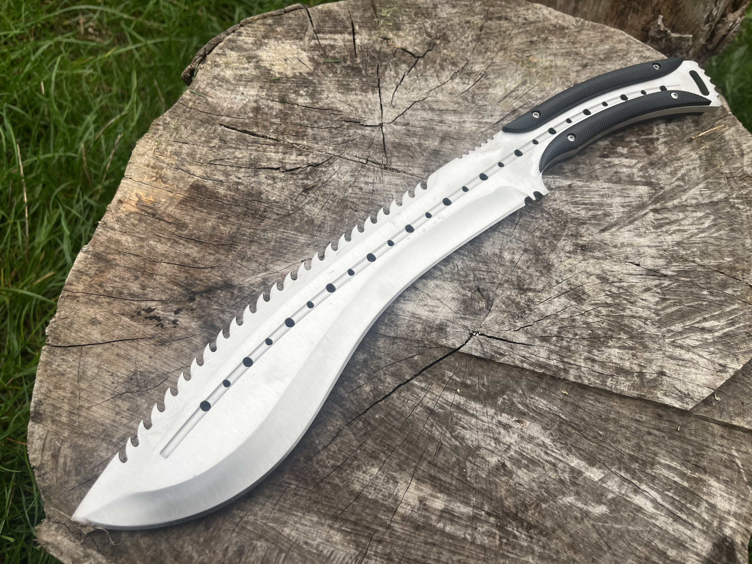 Couteau kukri 420HC de 38 cm NEON REAPER avec lame dentée