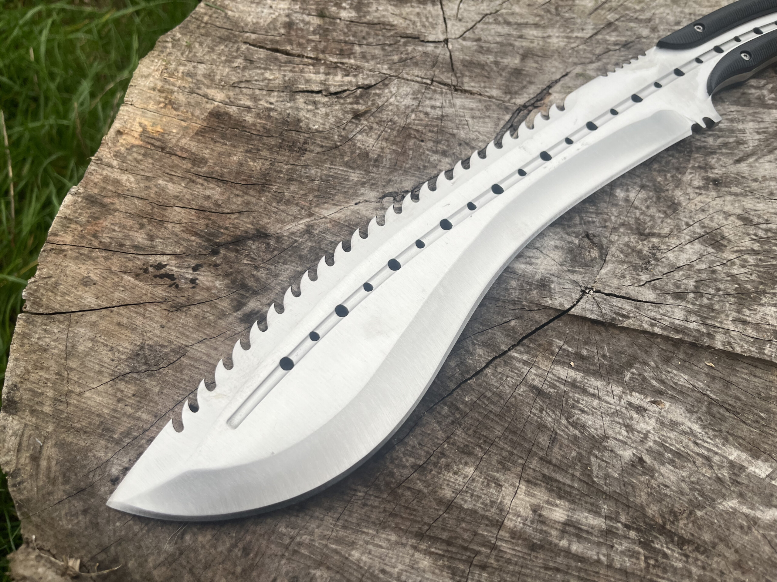 Vue complète du kukri NEON REAPER avec lame de 26 cm