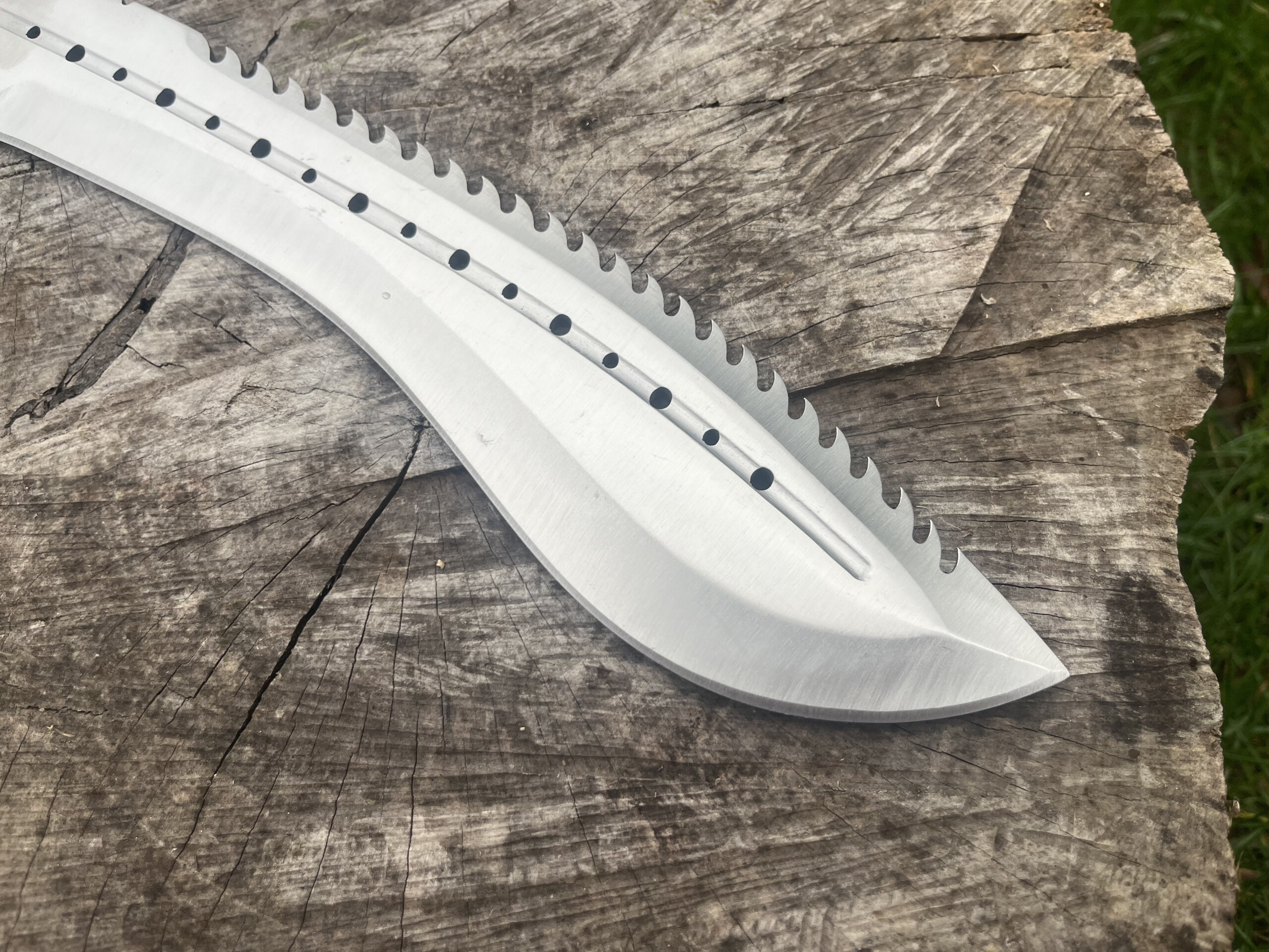 Gros plan sur le tranchant courbe du couteau kukri 420HC