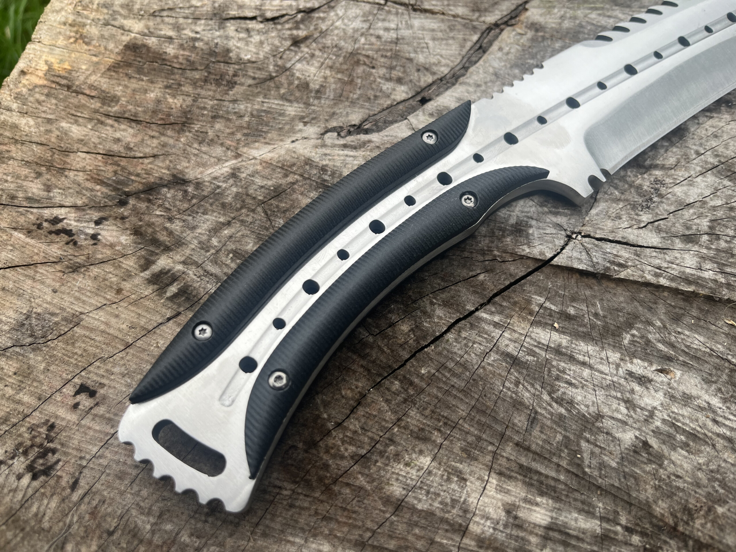 Manche en G10 noir vissé du couteau kukri NEON REAPER