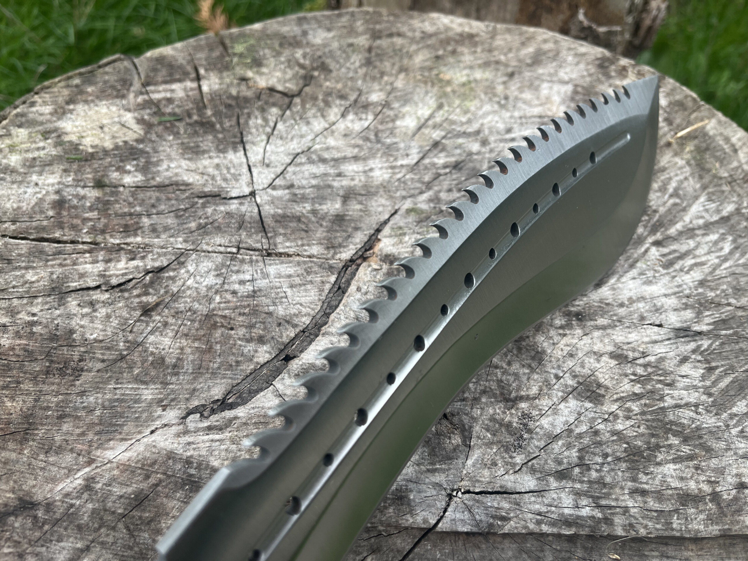 Détail des dents meulées sur le dos du kukri 420HC