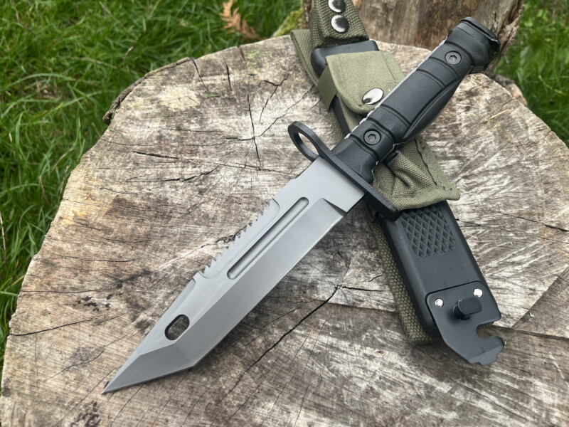Couteau baïonnette 420HC tanto modifié avec lame gris foncé et manche G10