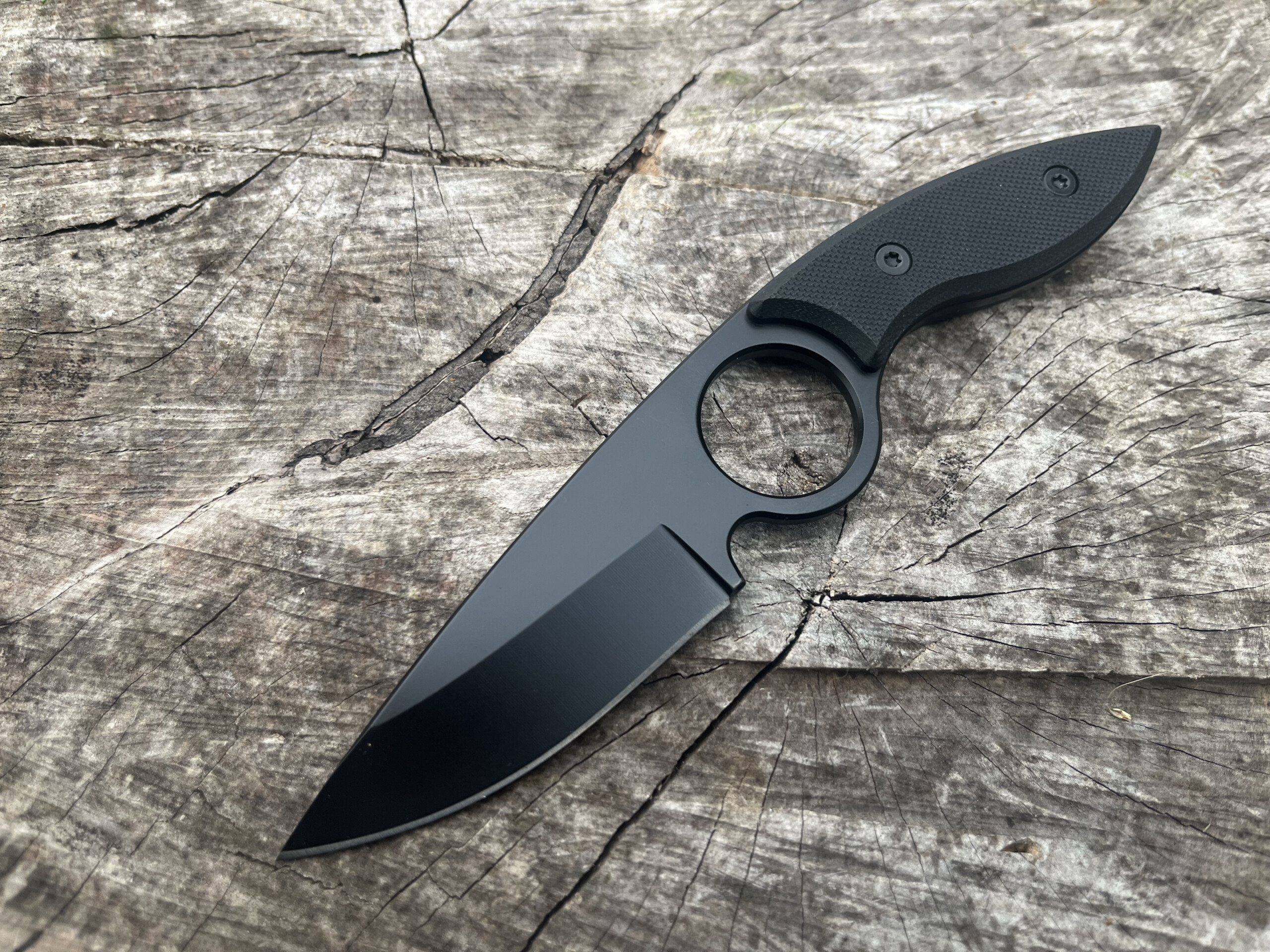 Vue complète du couteau SHADOW RING 18 cm manche G10 noir