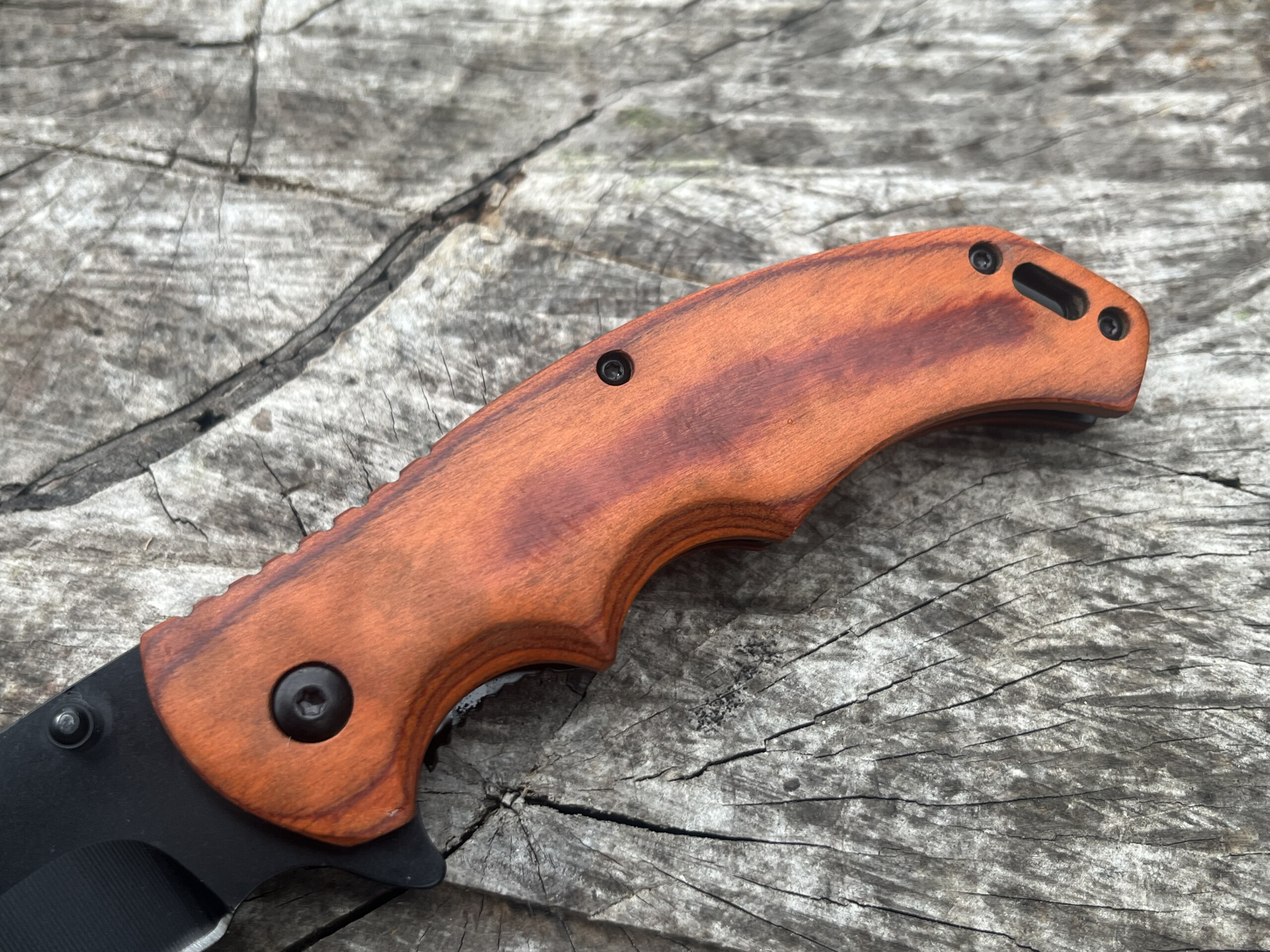 Détail du manche ergonomique en bois de rose avec visserie Torx