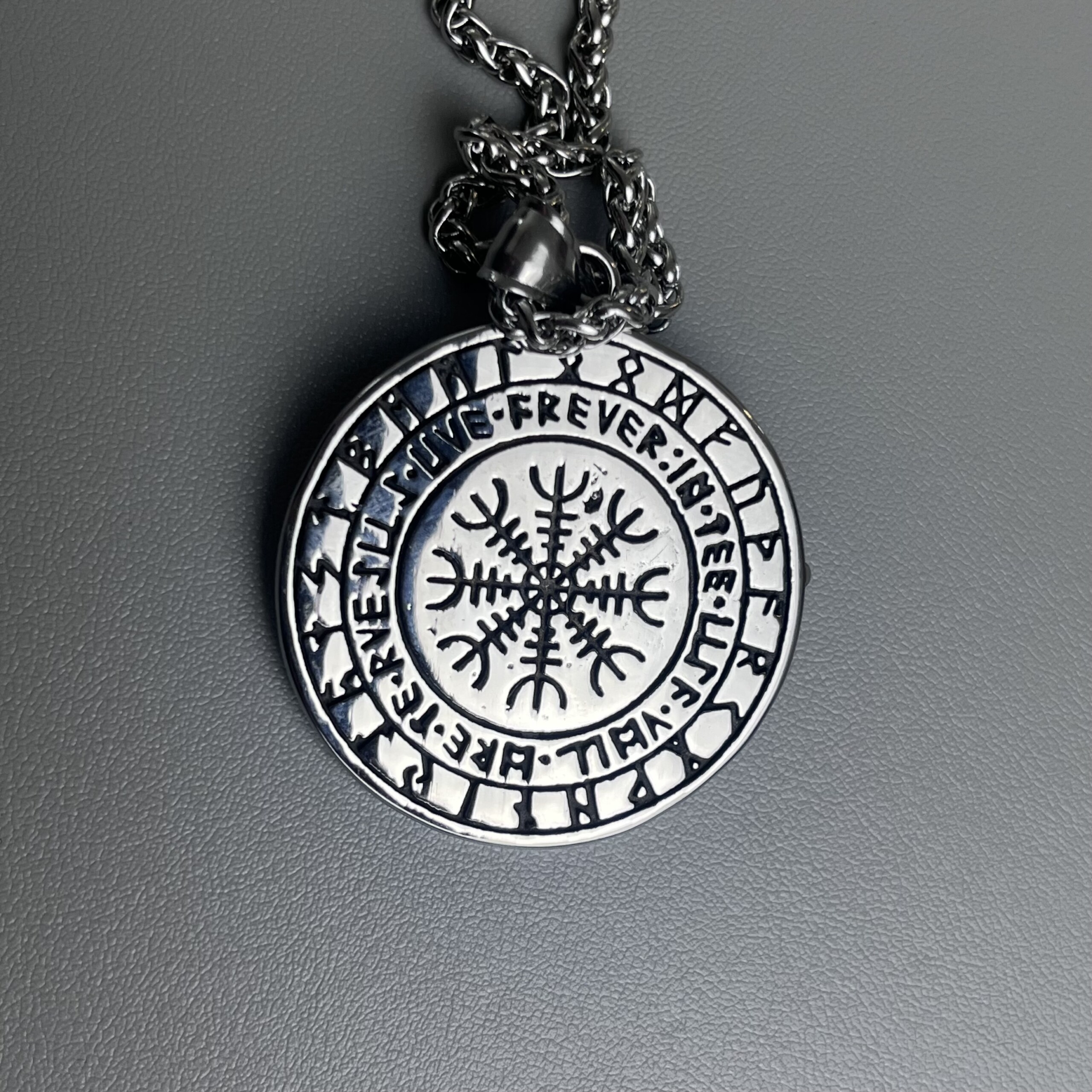 Verso du collier Viking Corbeau d'Odin avec Ægishjálmur, runes nordiques et inscription Valhalla