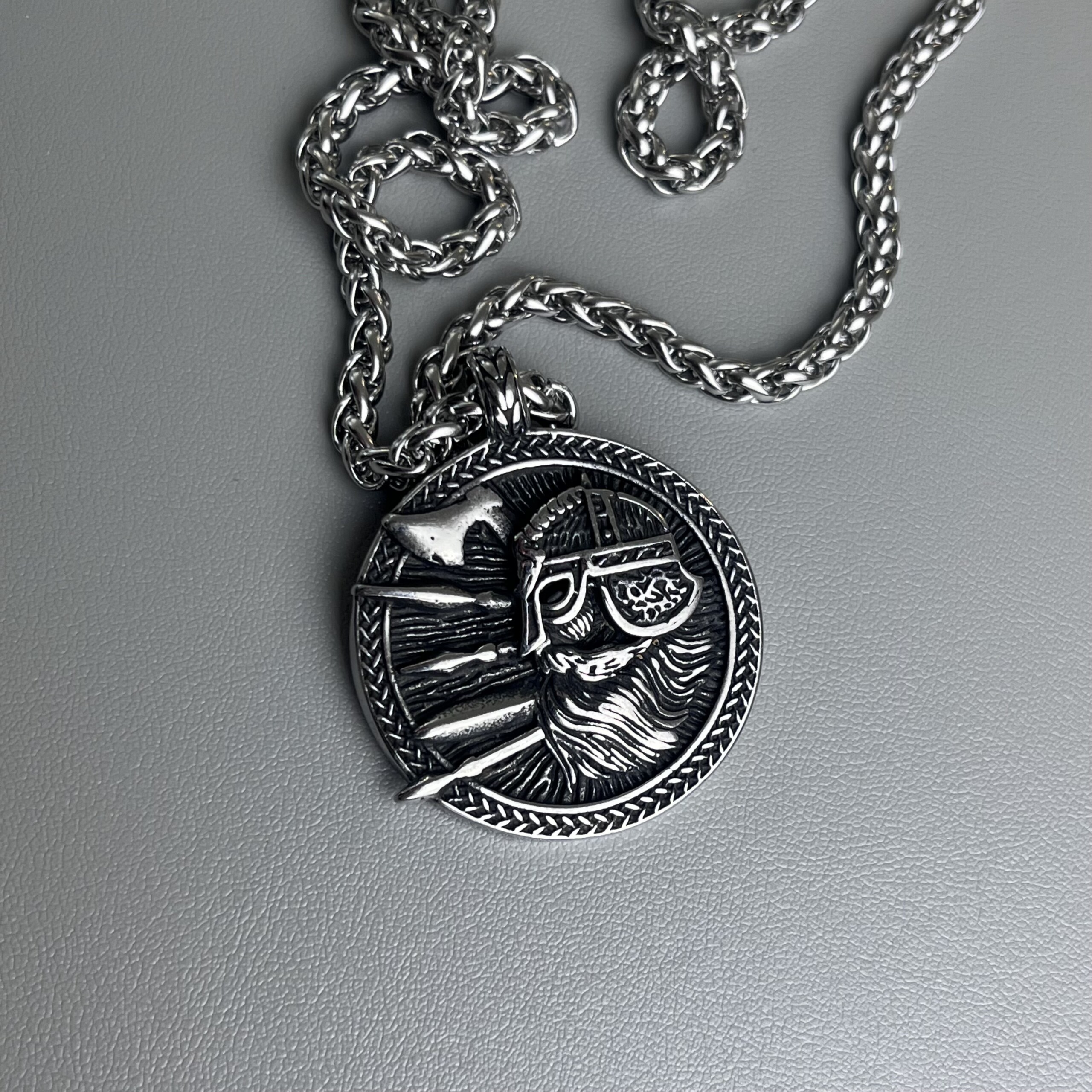 Collier Viking Guerrier d'Odin en acier inoxydable 316L, pendentif rond avec casque et chaîne de 60 cm