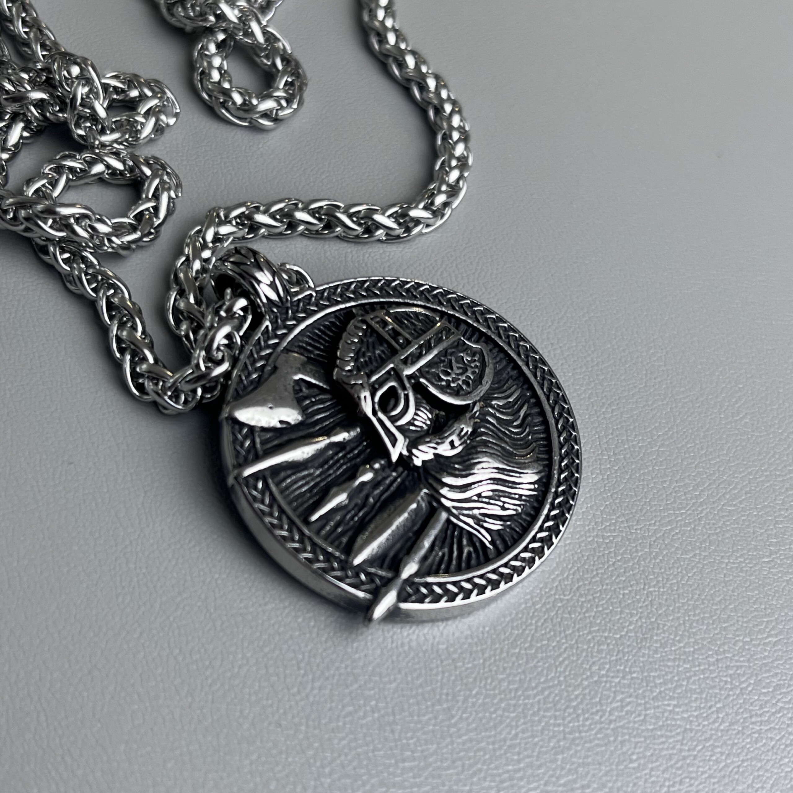 Pendentif Viking Guerrier d'Odin vu en perspective, détails du casque et de la barbe sculptée
