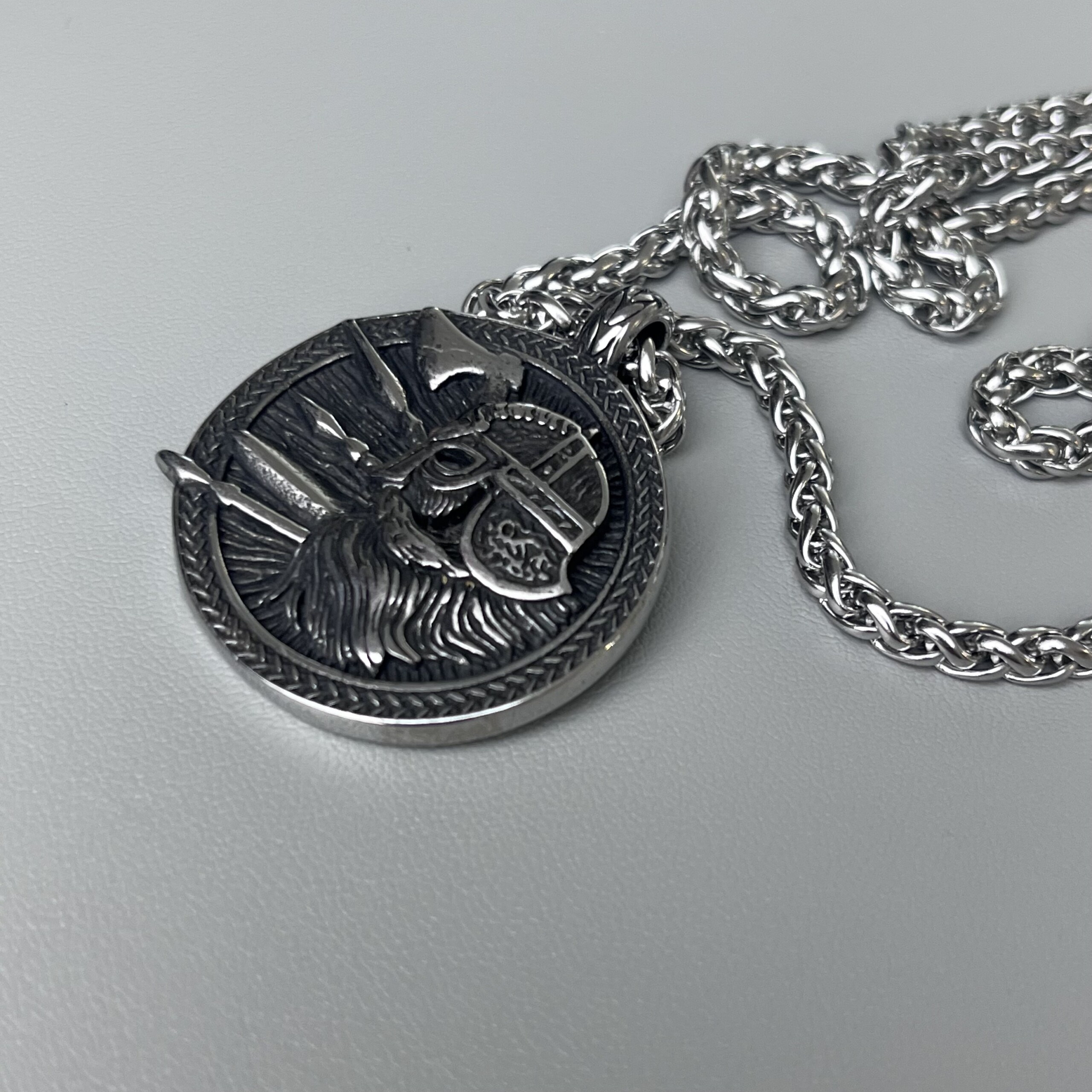 Collier Viking Guerrier d'Odin vu de profil, épaisseur du médaillon et reliefs en acier inoxydable