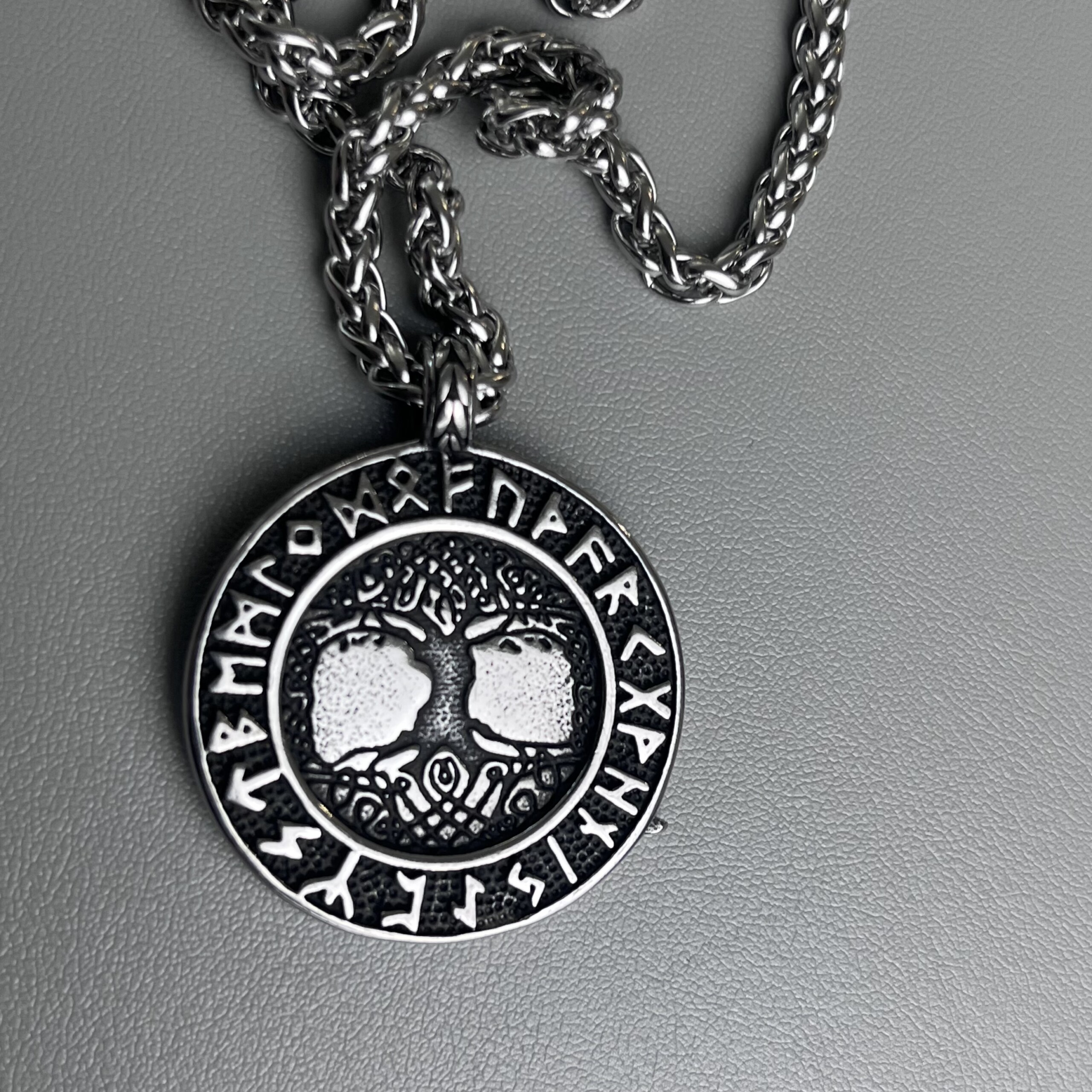 Verso du collier Viking Guerrier d'Odin avec Yggdrasil, Arbre des Mondes entouré de runes nordiques