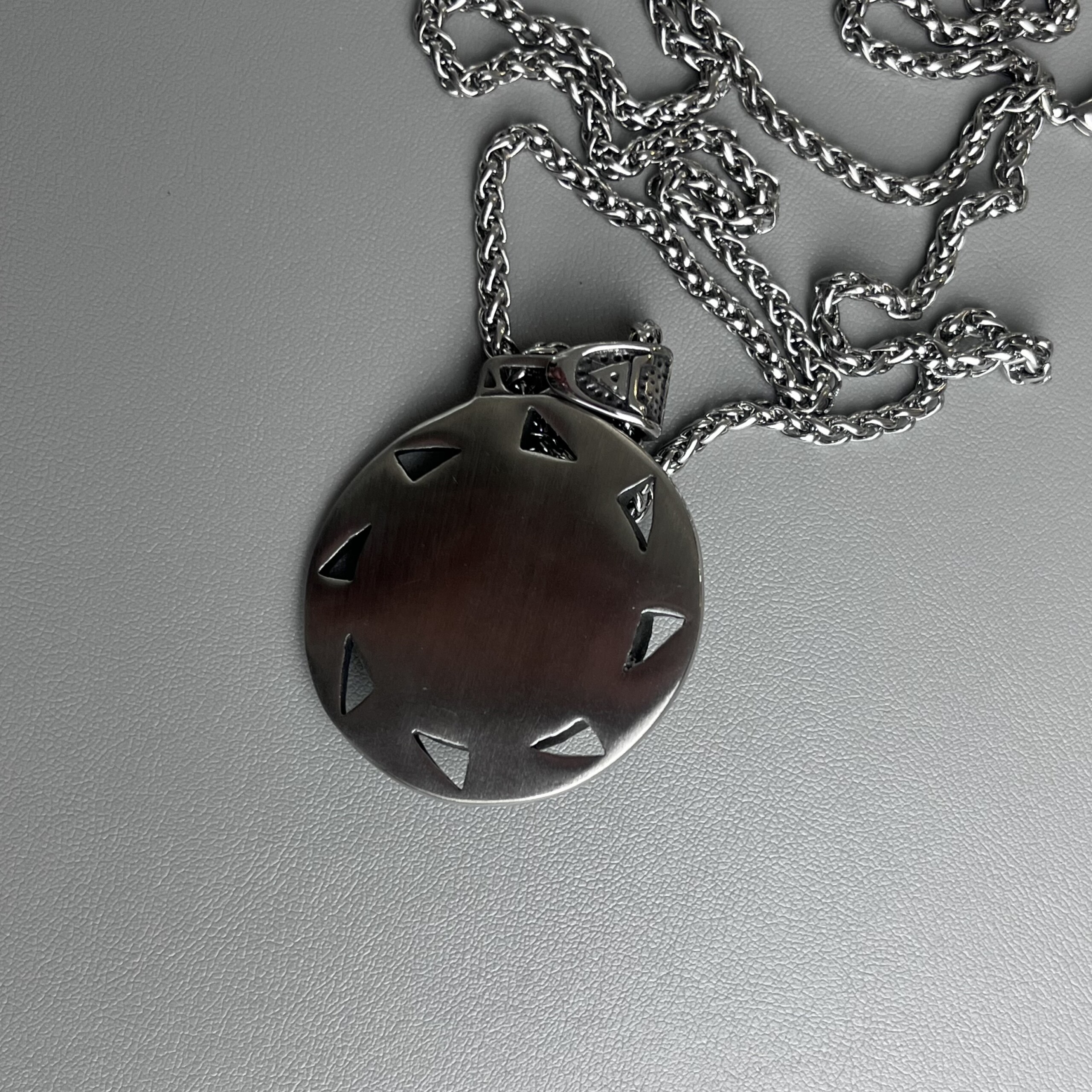 Verso du pendentif loup Viking Fenrir en acier inoxydable avec bordure géométrique ajourée
