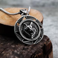 Collier Viking Fenrir présenté sur bois, médaillon argenté à tête de loup et chaîne assortie