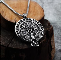 Collier Viking Vegvísir avec chaîne de 60 cm, pendentif corbeau d'Odin présenté sur bois